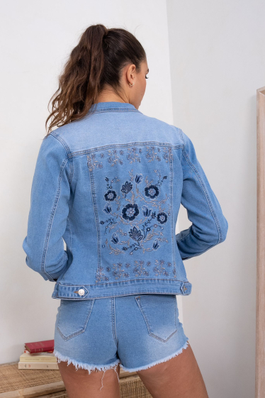 Großhändler DENIM LIFE - Jeansjacke mit Stickerei und Strasssteinen auf der Rückseite