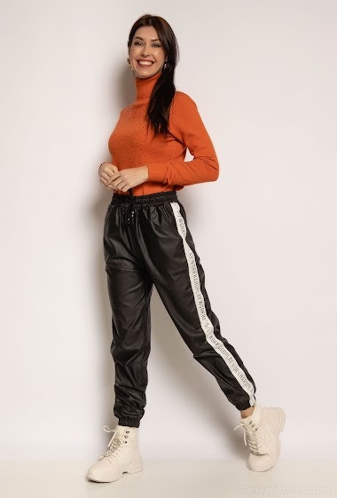 Großhändler E.DIVA - Faux leather joggers with writing