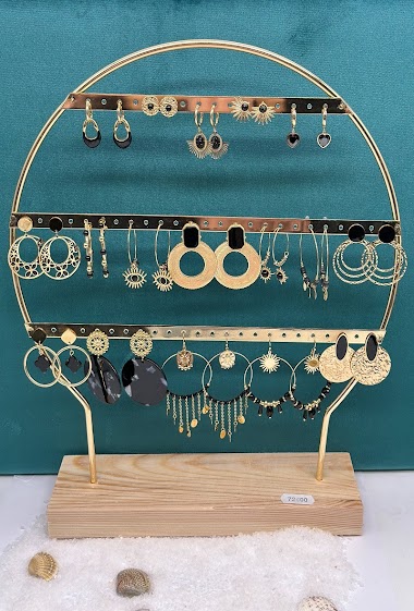 Lot of earrings without display