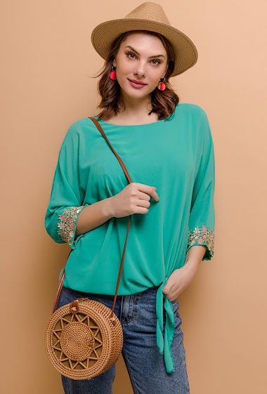 Wholesaler Elle Style - Romantic blouse with bohemian embroidery with viscose lining.