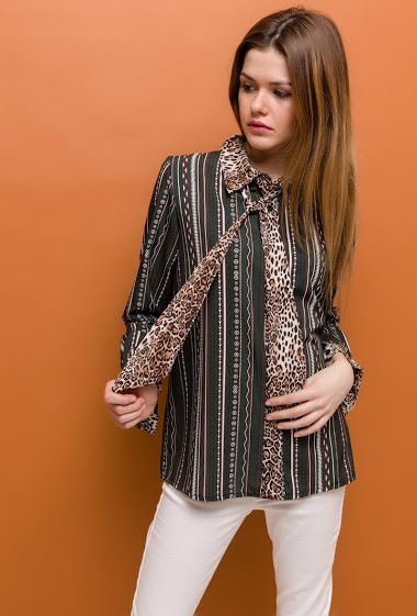 Großhändler Elle Style - Blouse with tie and buttons, Aztec pattern with leopard details.