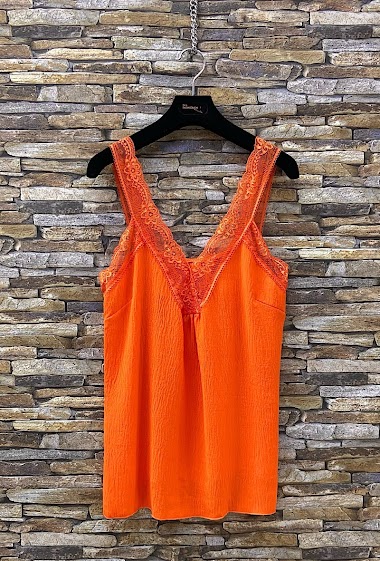 YUMI lace tank top, fluid romantic, chic and trendy.