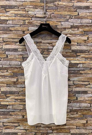 Wholesaler Elle Style - YUMI lace tank top, fluid romantic, chic and trendy.