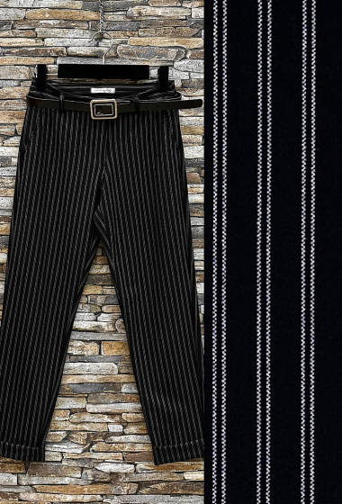 Mayorista Elle Style - Pantalón EMMA de rayas con bolsillos delanteros y cinturón chic y moderno.
