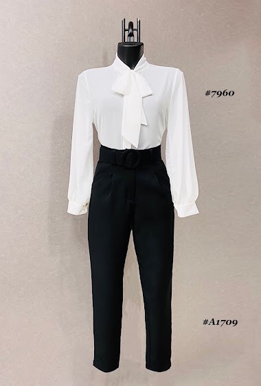 Wholesaler Elle Style - LILI Chic and romantic pants with front pockets and big belt.