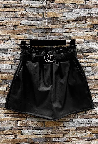 Großhändler Elle Style - CASSIE chino shorts, in imitation leather with front pockets and belt.