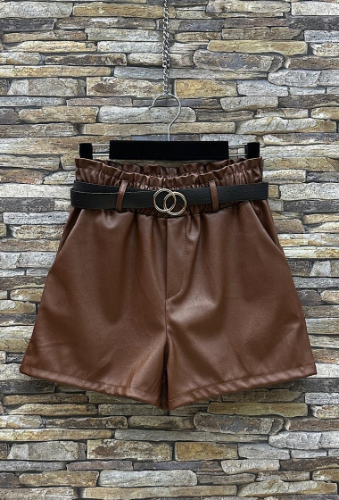 Großhändler Elle Style - CASSIE chino shorts, in imitation leather with front pockets and belt.