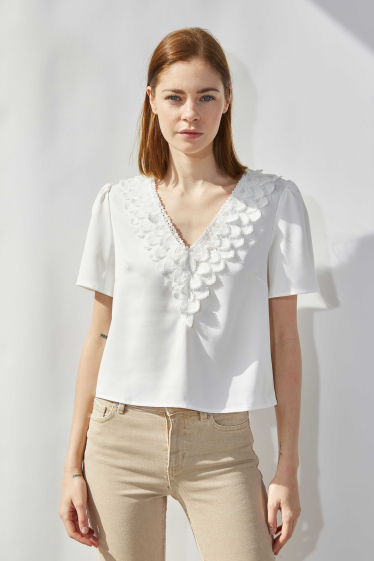Wholesaler ELLI WHITE - Short-sleeved top with PREMIUM material lace