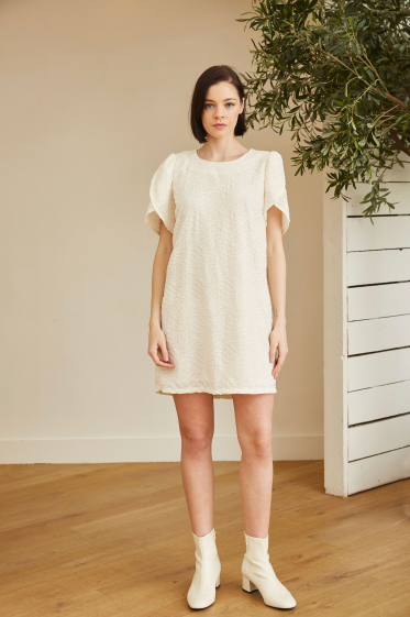 Wholesaler ELLI WHITE - Short embossed dress with short butterfly sleeve