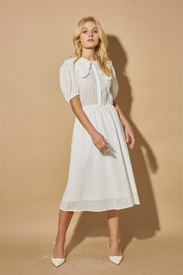 Wholesaler ELLI WHITE - Long dress in English cotton with XXL collar