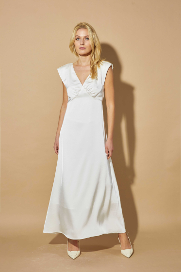 Großhändler ELLI WHITE - Langes Kleid aus hochwertigem Satin mit Schulterpolstern