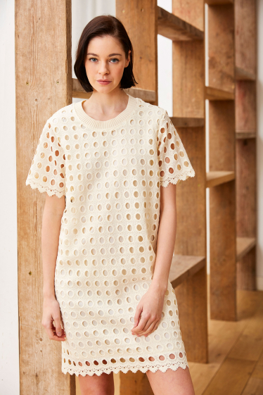 Großhändler ELLI WHITE - T-Shirt-Kleid aus Lochspitze