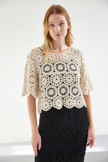 Wholesaler ELLI WHITE - Crochet top with 3/4 sleeves