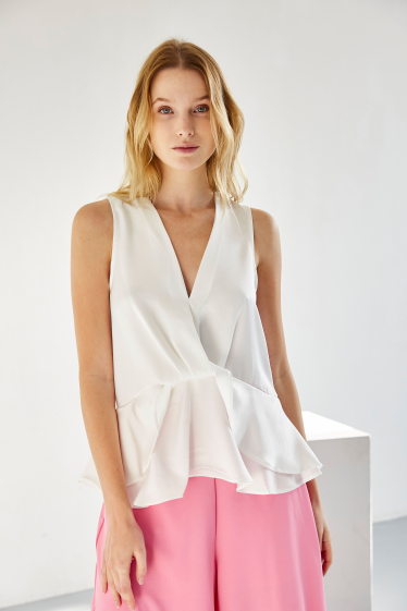 Wholesaler ELLI WHITE - Sleeveless premium satin top with knotted effect