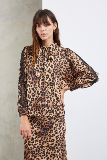 Wholesaler ELLI WHITE - Leopard print top with pussy-bow collar and lace on the sleeves