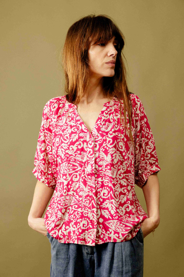 Wholesaler EMILIE K PRET A PORTER - blouse with a round neckline and a lovely décolletage