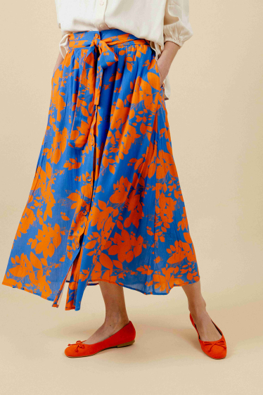 Grossiste EMILIE K PRET A PORTER - Jupe mi-longue imprimée avec des motifs floraux et nœud à la taille
