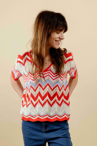 Wholesaler EMILIE K PRET A PORTER - Woven V-neck top with short sleeves and graphic patterns.