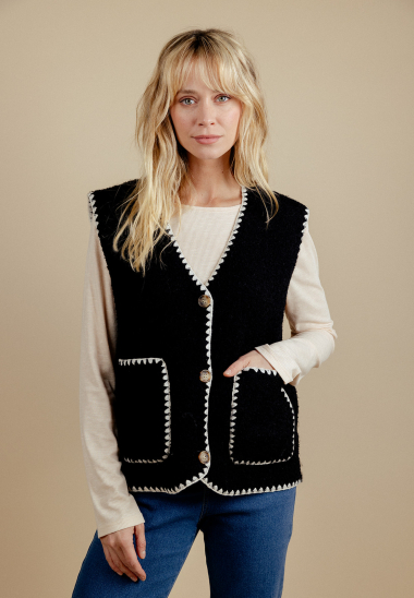 Wholesaler EMILIE K PRET A PORTER - Sleeveless vest with white embroidered outlines