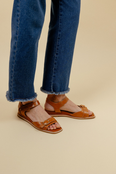 Wholesaler EMILIE KARSTON - KATIA Comfortable flat sandals with a Velcro closure.