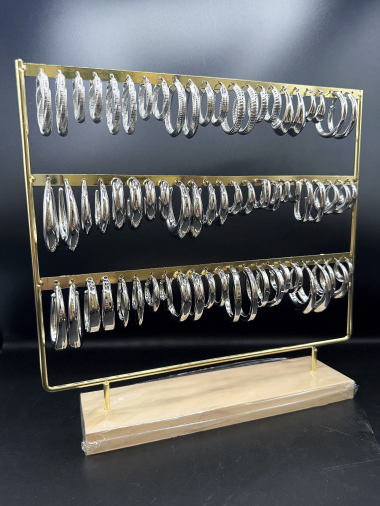 Wholesaler Emily - 34 pairs of stainless steel hoop earrings on wooden/metal display