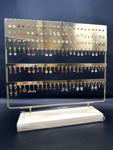 Wholesaler Emily - 72 steel earrings on display