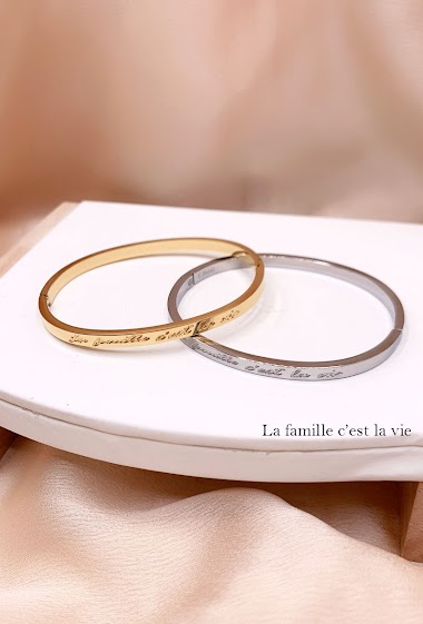 Großhändler Emily - Bangle bracelet with engraved message "Family is life"