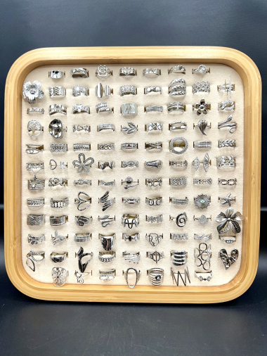 Mayorista Emily - Conjunto de 104 anillos de acero inoxidable en exposición