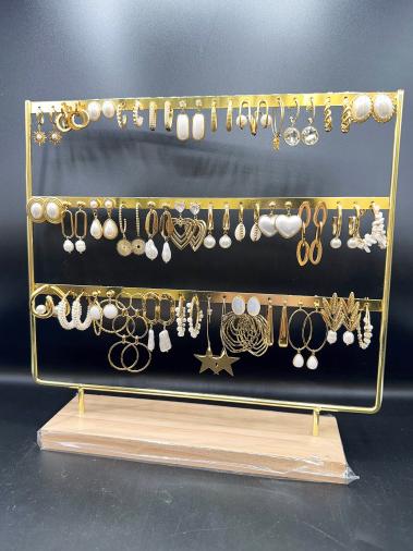 Wholesaler Emily - Set of 33 stainless steel earrings on wooden display