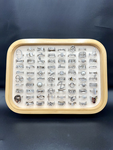 Mayorista Emily - Conjunto de 104 anillos de acero inoxidable en exposición