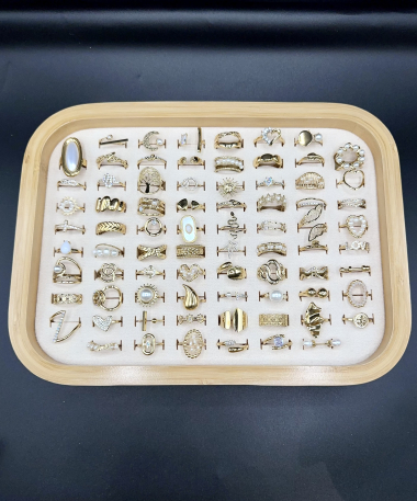 Wholesaler Emily - Set of 104 stainless steel rings on display
