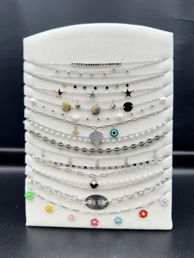 Großhändler Emily - Selection of 15 stainless steel anckle bracelets on display
