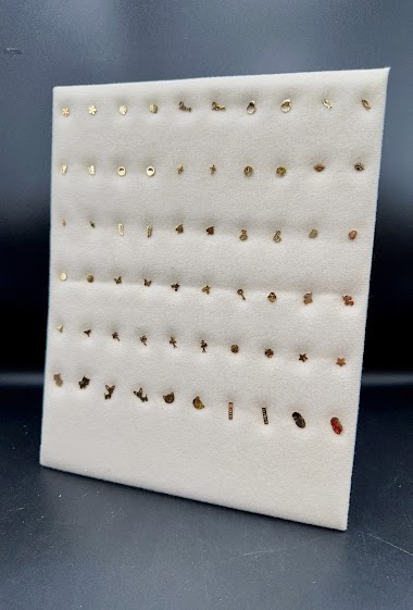 Grossiste Emily - Sélection de 30 paires de puces en acier inoxydable sur présentoir doux