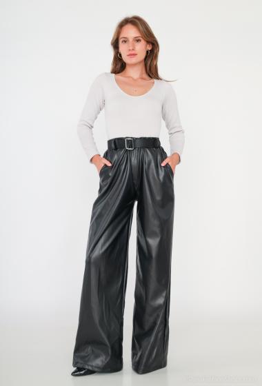 Grossiste Emma Dore - Pantalon coupe droite en similicuir, avec ceinture