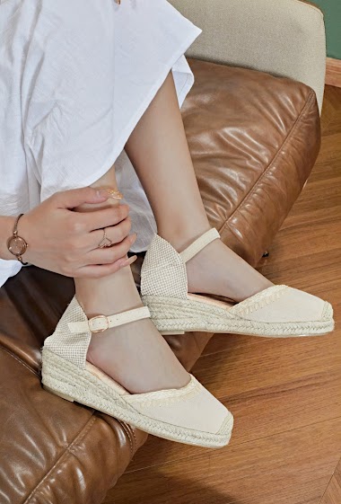 Espadrille with small heel