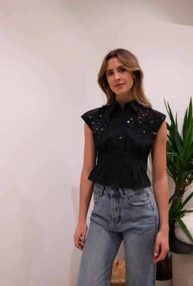 Wholesaler Feelkoo - Sleeveless shirt with shoulder pads and sequins
