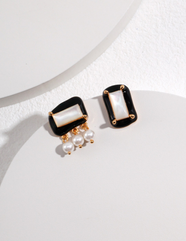 Wholesaler Flyja - Asymmetrical stud earrings with cultured pearls
