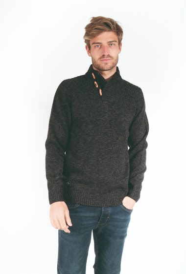 Sweater with botton