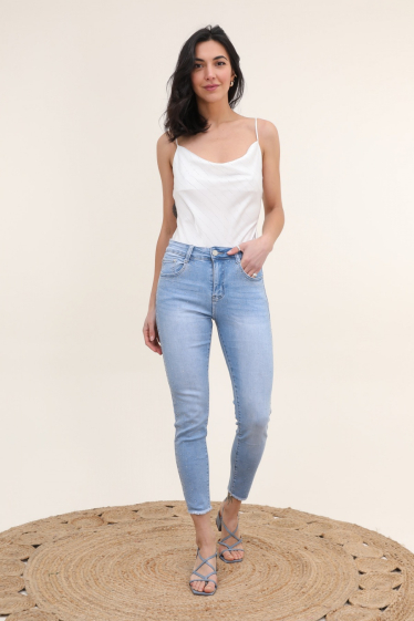 Großhändler G-Smack - Zerrissene Jeans mit Gürtel in Übergröße