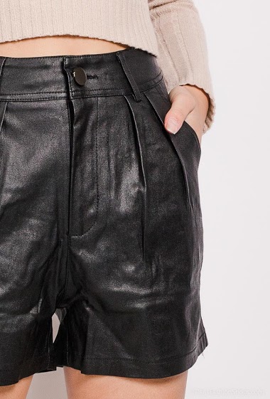 Wholesaler Girl Vivi - Fake leather shorts