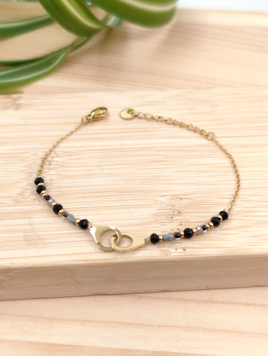 Grossiste Glam Chic - Bracelet perle couleur avec menotte en acier inoxydable