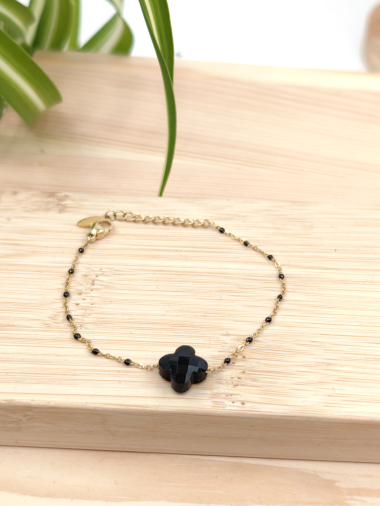 Grossiste Glam Chic - Bracelet perle couleur avec pierre trefle en acier inoxydable