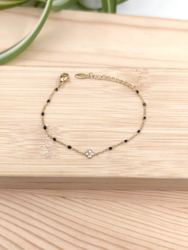 Grossiste Glam Chic - Bracelet perle couleur avec trefle strass en acier inoxydable