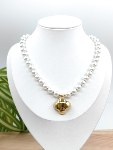 Grossiste Glam Chic - Collier perle avec pendant trefle en acier inoxydable