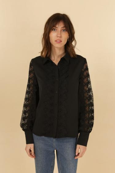 Shirt with puffed sleeves and lace details