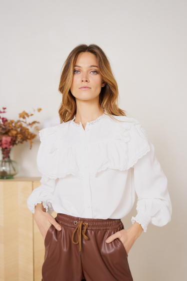 Wholesaler Golden Live - Flowing shirt with lace ruffles