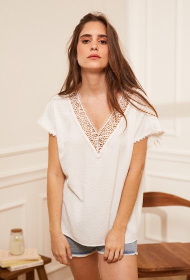 T-shrit with embroidered neck