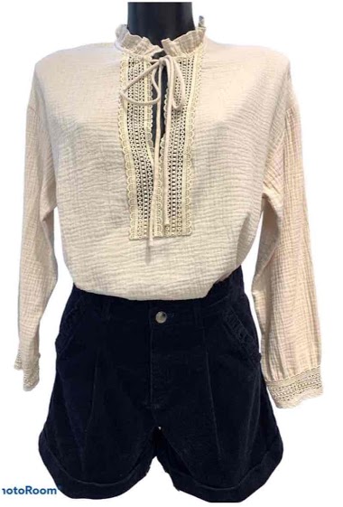 Großhändler Graciela Paris - Loose cotton gauze blouse. lace at the collar and sleeves