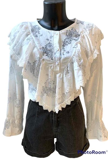 Wholesaler Graciela Paris - Bohemian blouse in lace jacquard. Wide ruffles at the bust