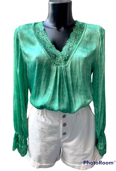 Wholesaler Graciela Paris - Flowing V-neck blouse in satin viscose. lace at the collar and handles